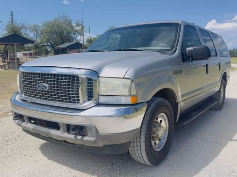 Used 2003 Ford Excursion XLT image 3