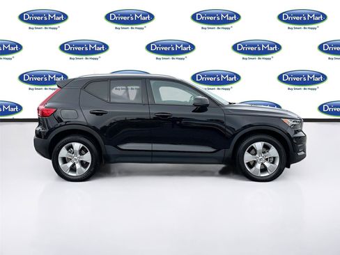 Used 2022 Volvo XC40 T5 Momentum image 9