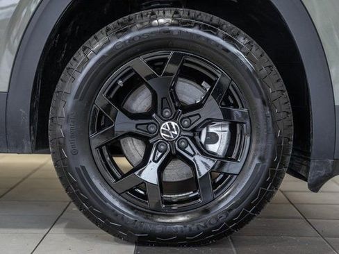 Used 2025 Volkswagen Atlas Peak Edition SE image 18