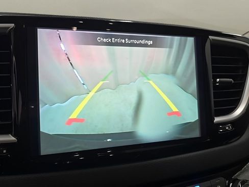 Used 2024 Chrysler Pacifica Touring-L image 26