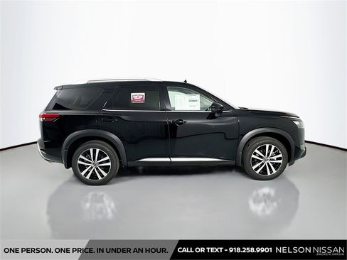New 2025 Nissan Pathfinder Platinum w/ Black Appearance Package image 4