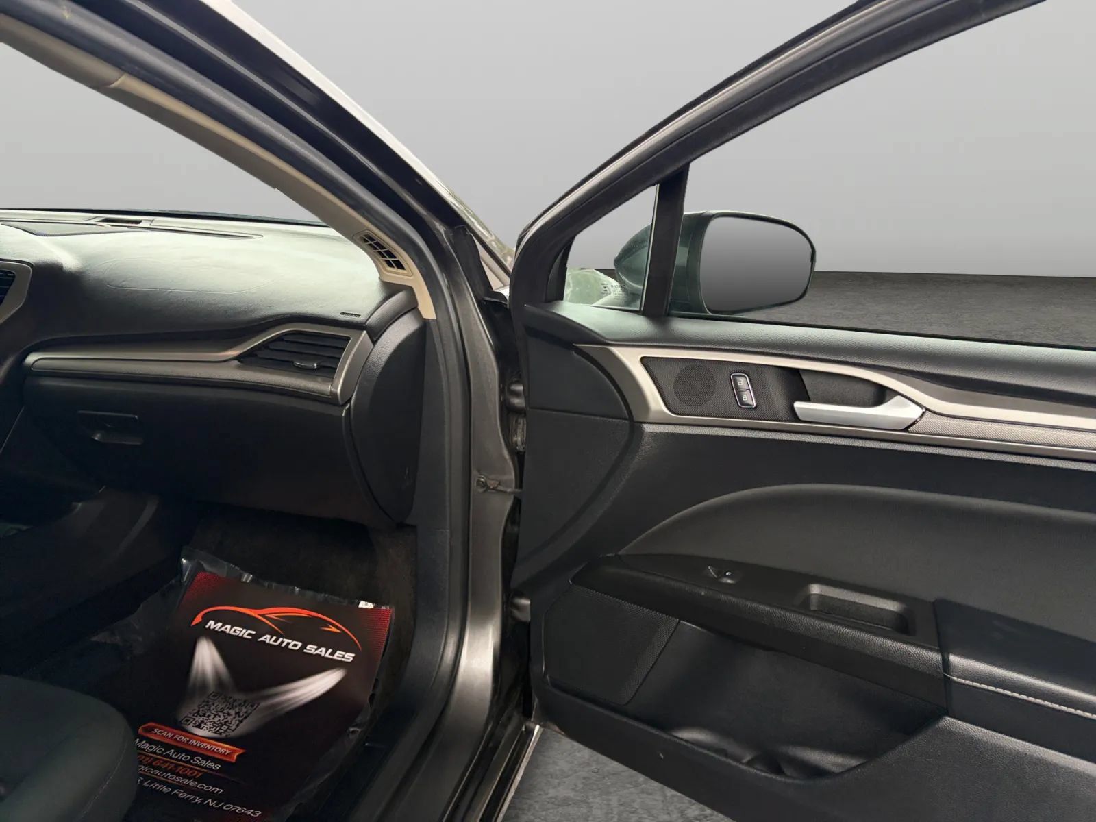 Used 2018 Ford Fusion SE w/ Fusion SE Technology Package FWD image 19