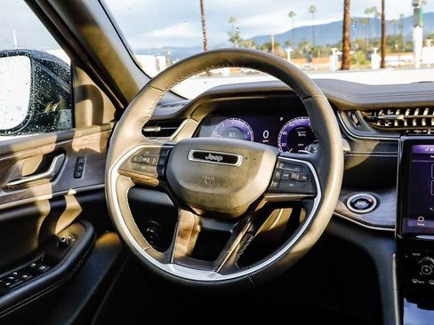 Certified 2024 Jeep Grand Cherokee L Limited w/ Luxury Tech Group II image 18