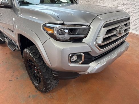 Used 2022 Toyota Tacoma Limited image 9