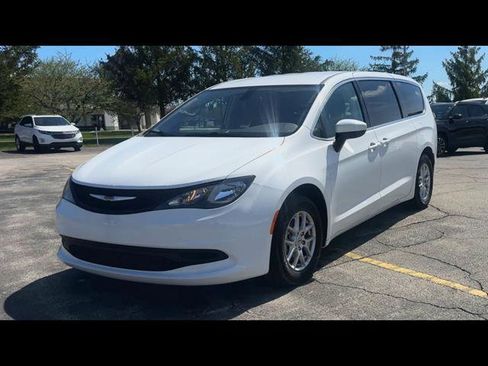 Used 2022 Chrysler Voyager LX image 27