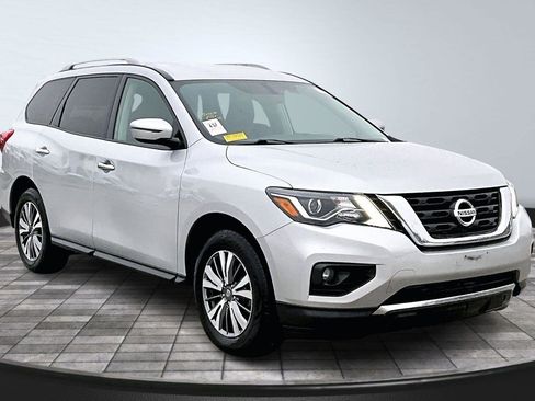 Used 2020 Nissan Pathfinder SV image 1