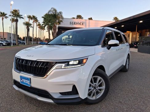 Used 2024 Kia Carnival LX image 1