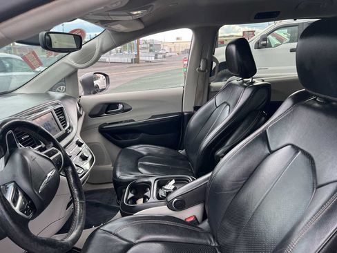 Used 2020 Chrysler Pacifica Touring-L FWD image 11