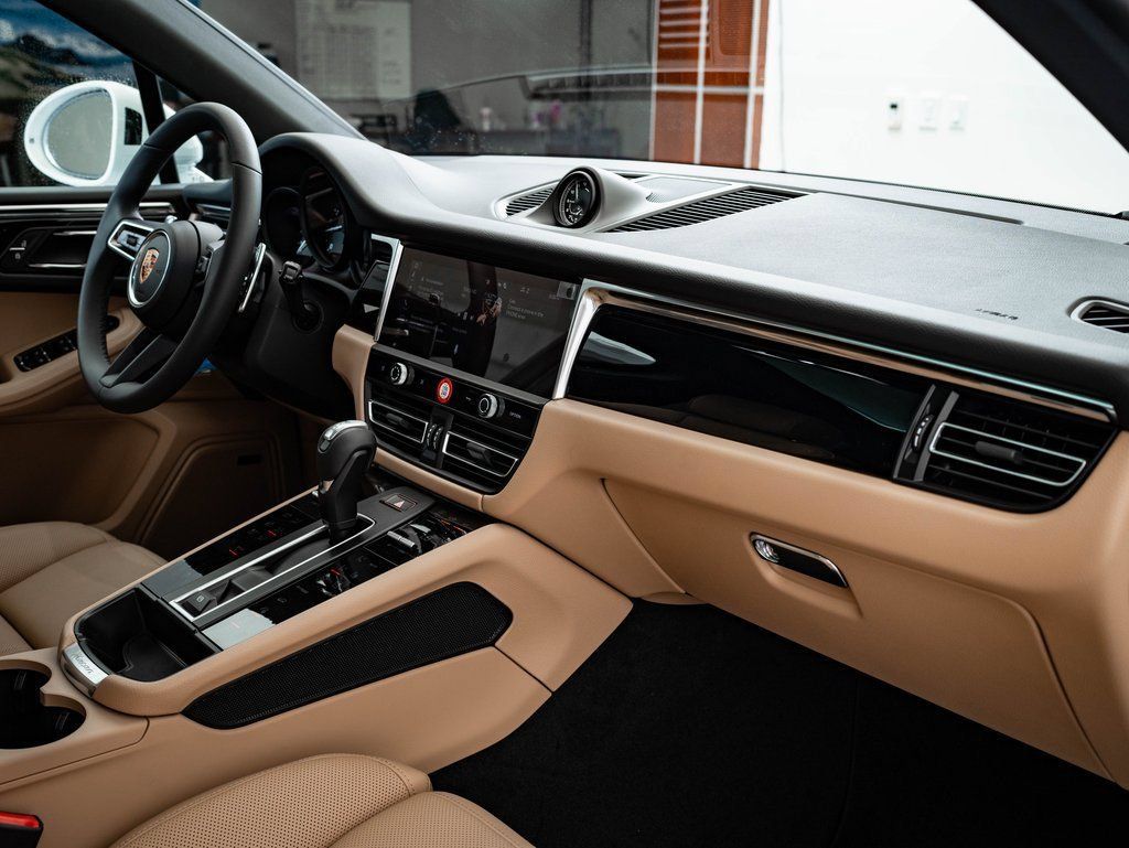 Certified 2026 Porsche Macan AWD/4WD image 41