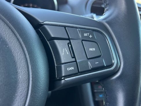 Used 2019 Jaguar F-PACE image 31