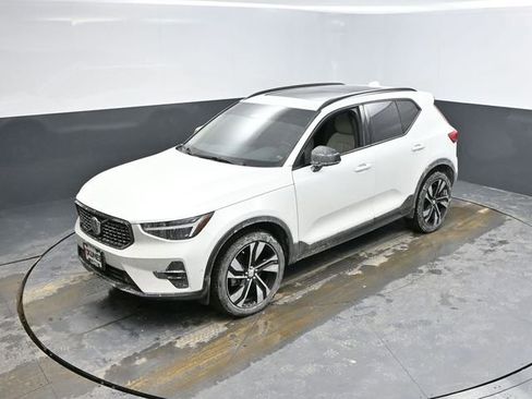 Used 2023 Volvo XC40 B5 Ultimate w/ Protection Package Premier image 35