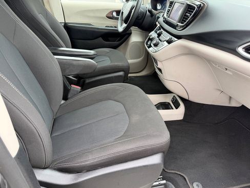 Used 2023 Chrysler Voyager LX FWD image 12
