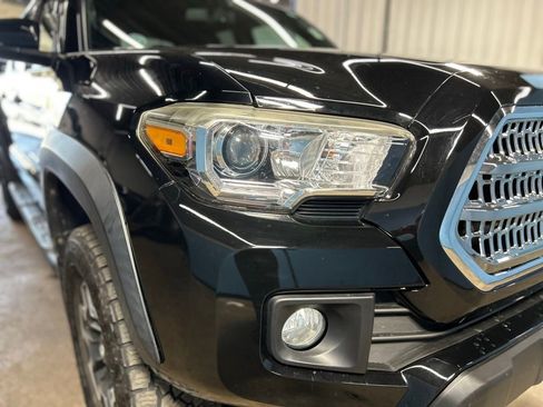 Used 2017 Toyota Tacoma TRD Off-Road AWD/4WD image 2