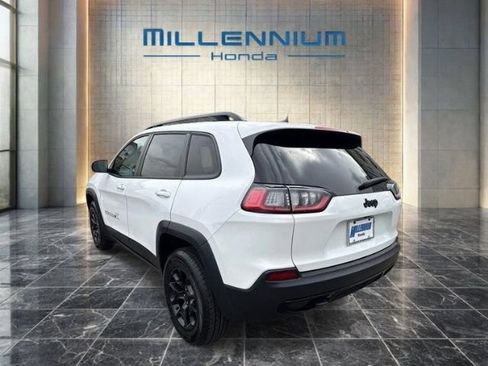 Used 2022 Jeep Cherokee Latitude w/ Sun & Sound Group AWD/4WD image 3