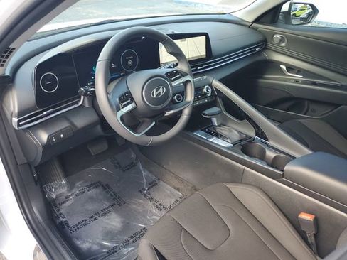 Used 2025 Hyundai Elantra SEL FWD image 8