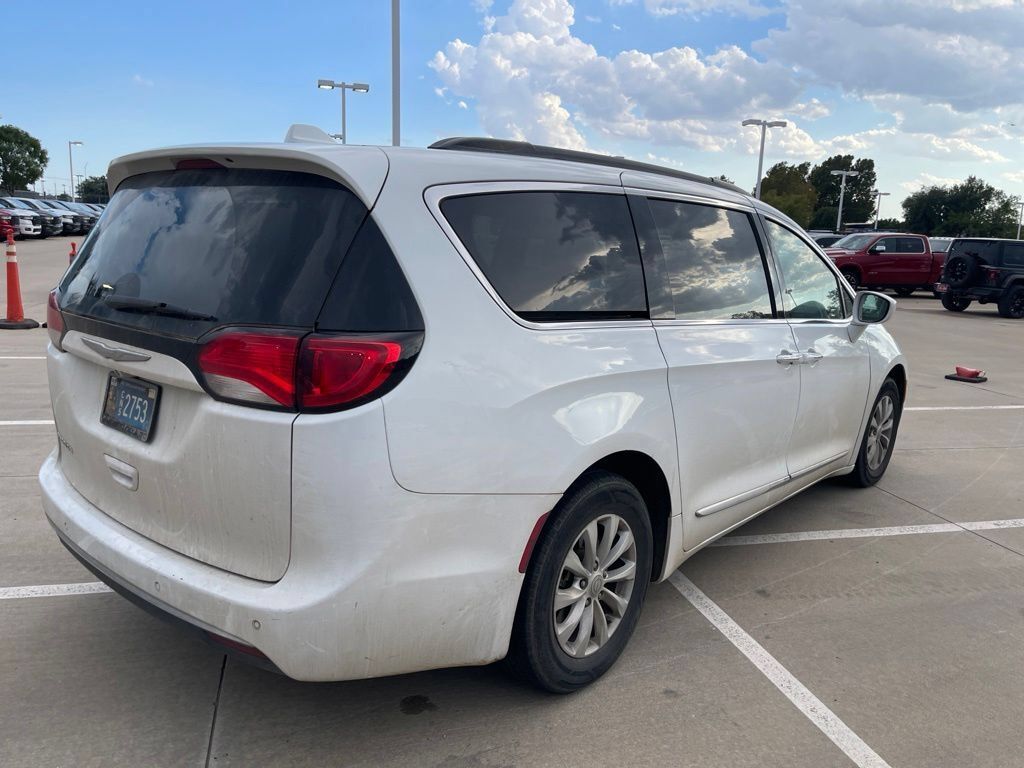 Used 2017 Chrysler Pacifica Touring-L FWD image 5
