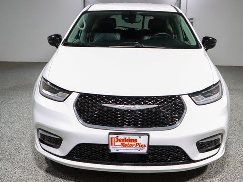 Used 2024 Chrysler Pacifica Touring-L FWD image 4