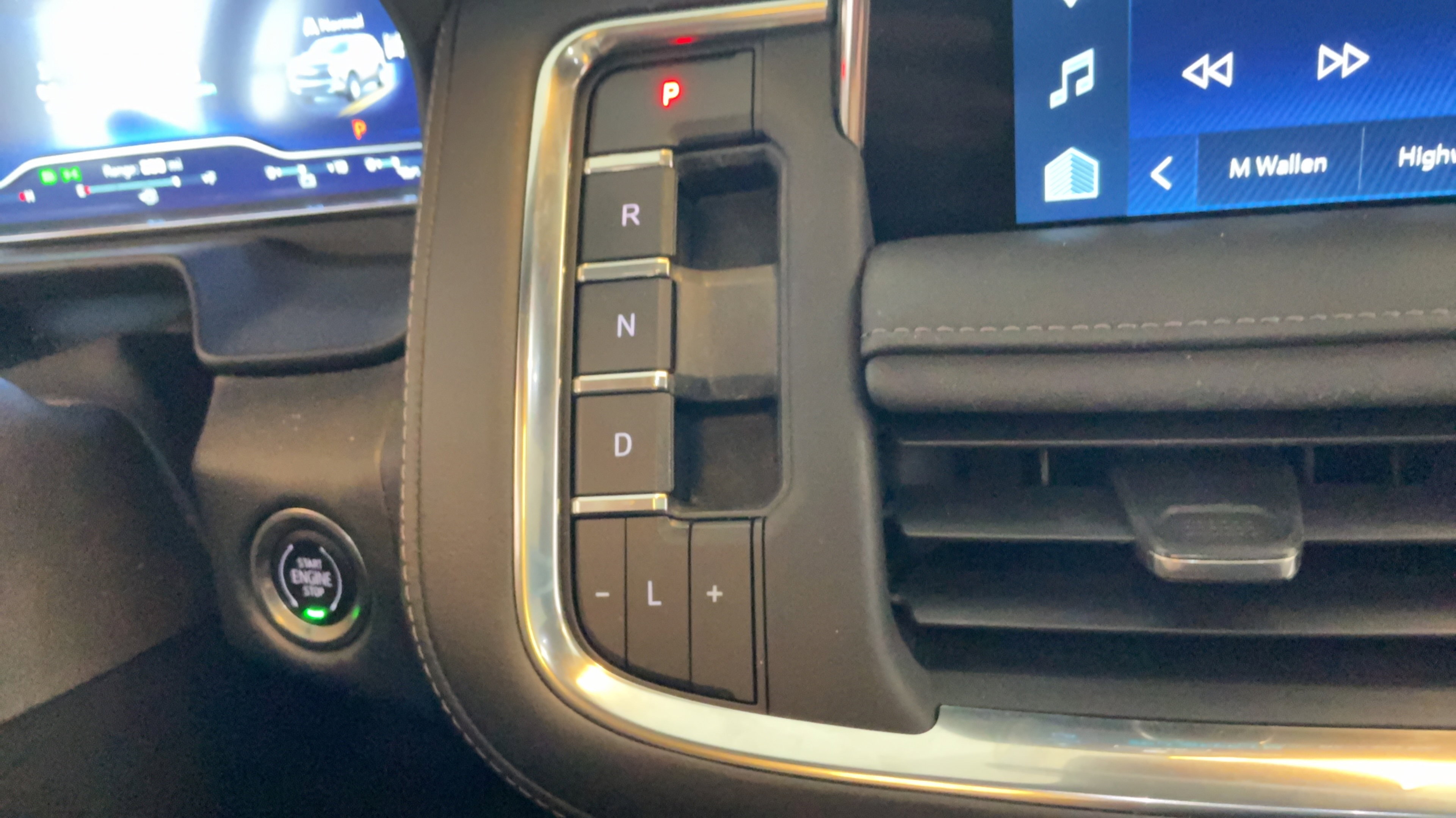 Used 2023 Chevrolet Tahoe Z71 w/ Luxury Package AWD/4WD image 16