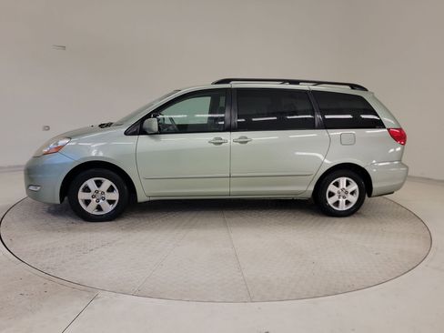Used 2007 Toyota Sienna XLE image 2