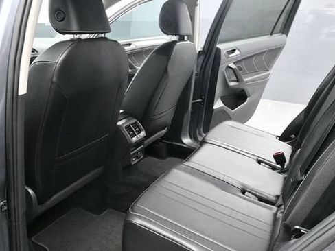 Used 2022 Volkswagen Tiguan SE w/ Panoramic Sunroof Package AWD/4WD image 12