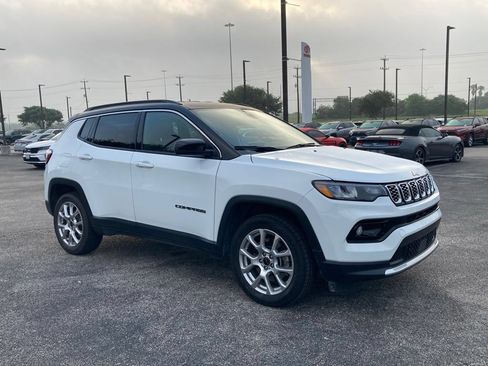 Used 2025 Jeep Compass Limited AWD/4WD image 3