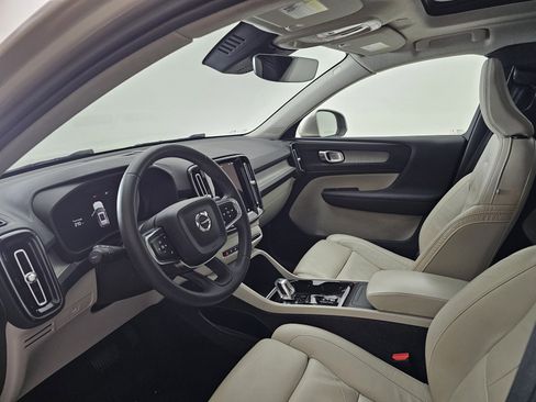 Used 2023 Volvo XC40 B5 Plus image 7