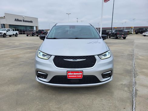 Used 2024 Chrysler Pacifica Touring-L image 8