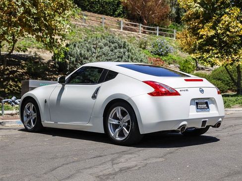 Used 2010 Nissan 370Z Coupe RWD image 3
