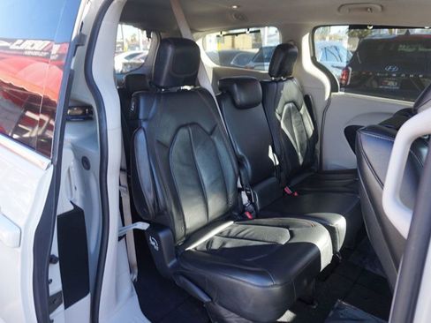 Used 2017 Chrysler Pacifica Touring-L Plus image 24