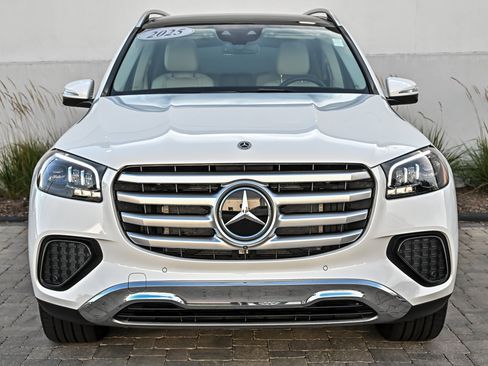 Used 2025 Mercedes-Benz GLS 450 4MATIC image 4