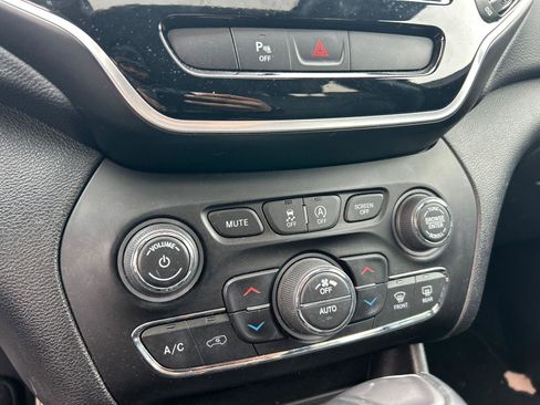 Used 2020 Jeep Cherokee Limited image 18