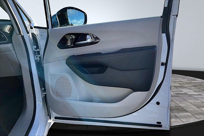 Used 2024 Chrysler Pacifica Limited FWD image 25