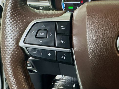 Used 2024 Toyota Sienna Platinum image 16