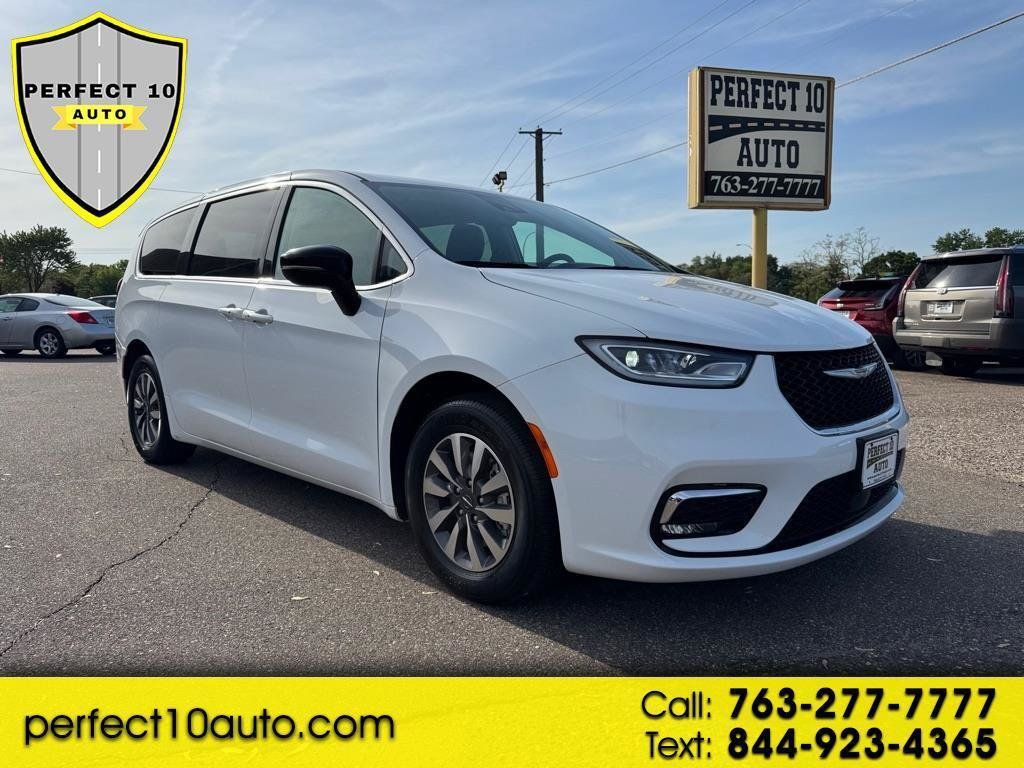 Used 2024 Chrysler Pacifica Limited FWD image 1