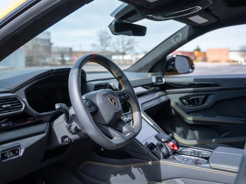 Used 2024 Lamborghini Urus S image 2