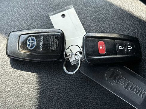 Used 2022 Toyota RAV4 XLE AWD/4WD image 26