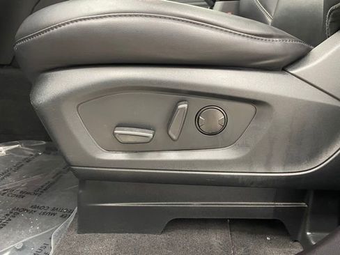 Used 2022 Ford Explorer XLT w/ Equipment Group 202A image 11