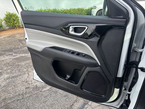 Used 2025 Jeep Compass Limited image 18