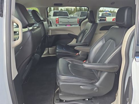 Used 2023 Chrysler Pacifica Touring-L FWD image 15