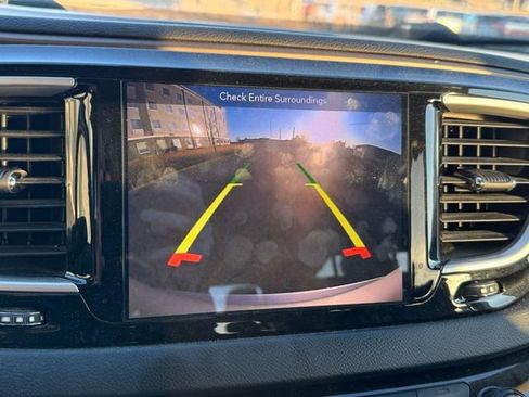 Used 2018 Chrysler Pacifica Touring-L image 4