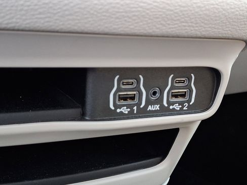 Used 2023 Chrysler Pacifica Touring-L image 24