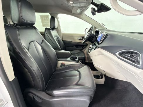 Used 2023 Chrysler Pacifica Touring-L FWD image 28