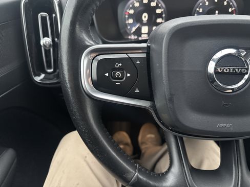 Used 2020 Volvo XC40 T5 Momentum image 18