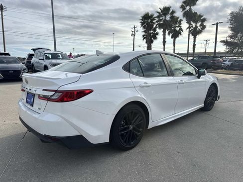 Used 2025 Toyota Camry SE image 5