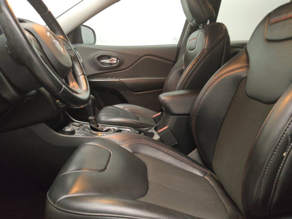 Used 2019 Jeep Cherokee Trailhawk AWD/4WD image 17