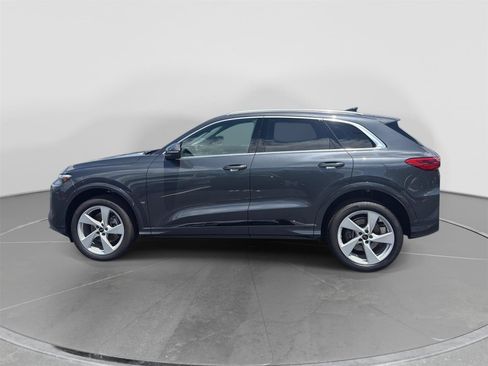 Used 2025 Audi Q5 Premium Plus w/ Premium Plus AWD/4WD image 2