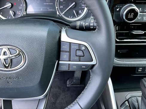 Used 2022 Toyota Highlander XLE image 25