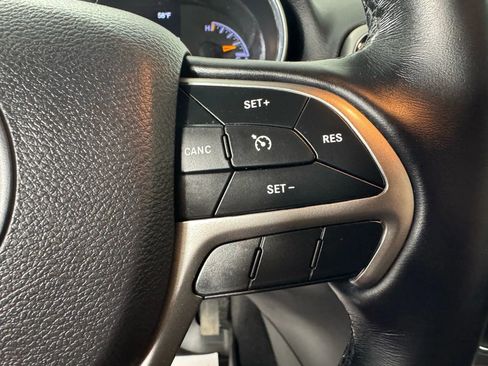 Used 2021 Jeep Grand Cherokee Laredo image 16