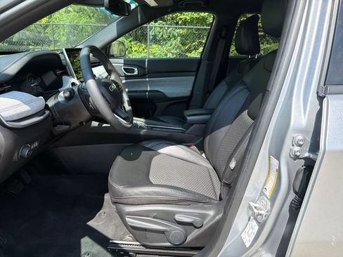 Used 2024 Jeep Compass Latitude AWD/4WD image 21