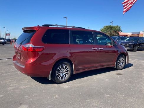 Used 2020 Toyota Sienna XLE image 5